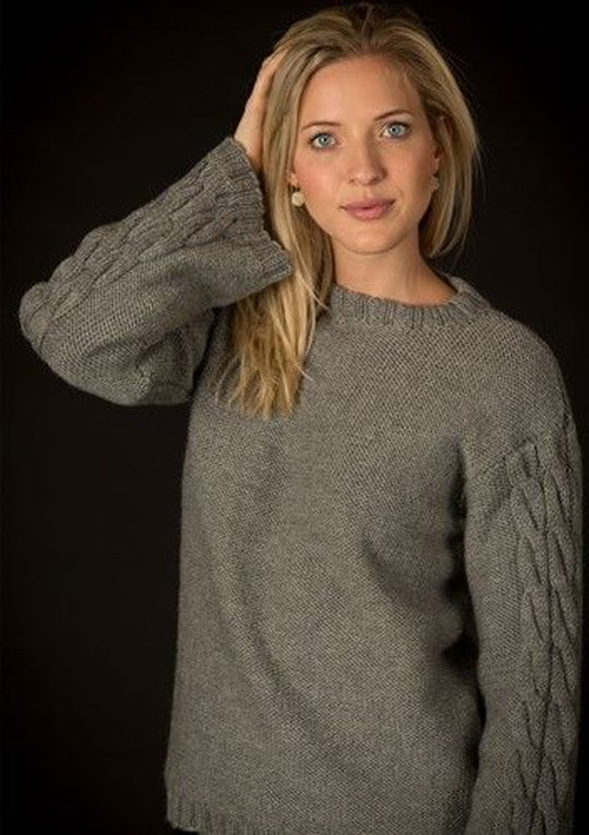 1593 - Sweater med snoninger på ærmer
