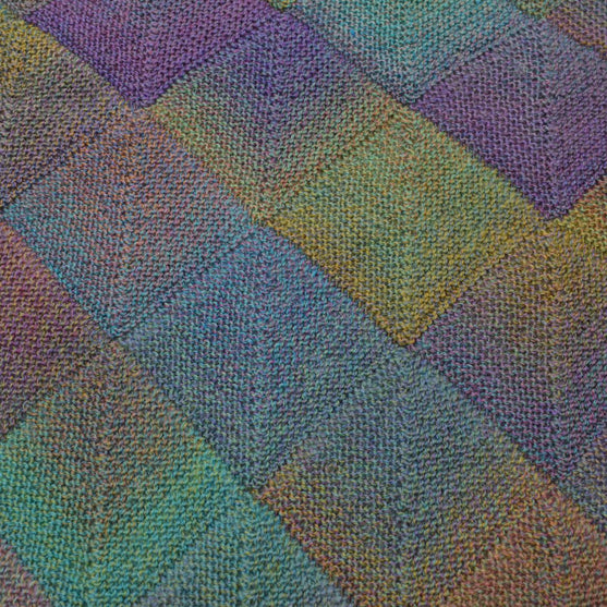 Gestricktes Dream Colour Dreieckstuch mit Patchwork-Technik
2