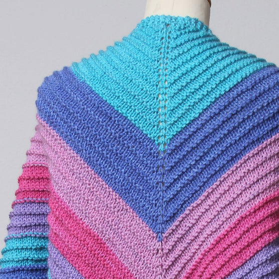 Gestricktes Dreieckstuch mit Rillen-Muster
3