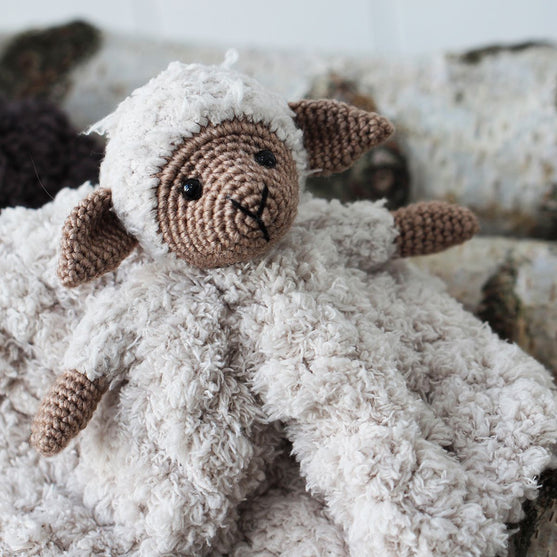 Chanel auf Kuscheldecke und Holzring
2