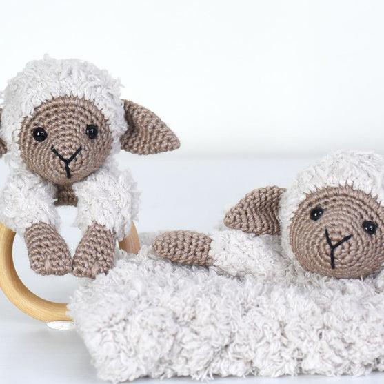 Chanel auf Kuscheldecke und Holzring
6