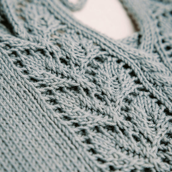 Floreale Top - Top mit Spitzeneinsatz hinten
3