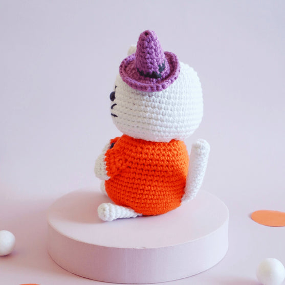 Luna die Halloweenkatze
4