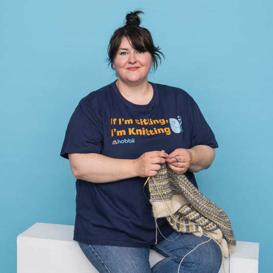 Sitting Knitting T-shirt - Yarniis (Limited Edition) - Hobbii
3