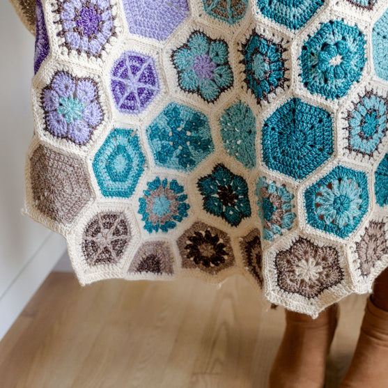 Aura - Motivdecke - #FrostandBloomCAL
4