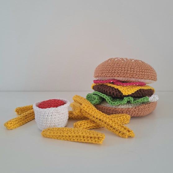 Hamburger und Pommes
2