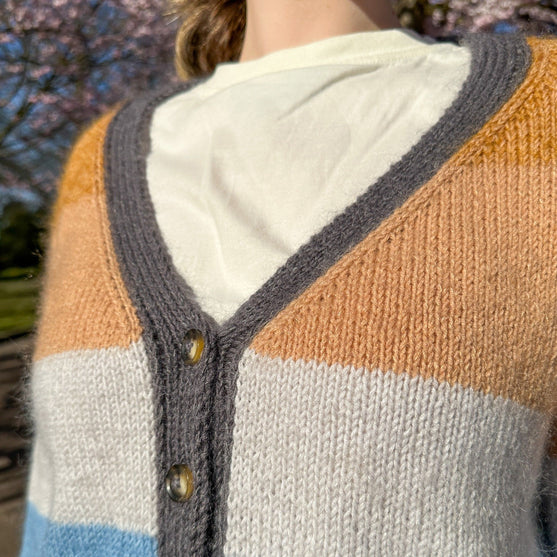 Brede Striber - Kurzer Cardigan
5