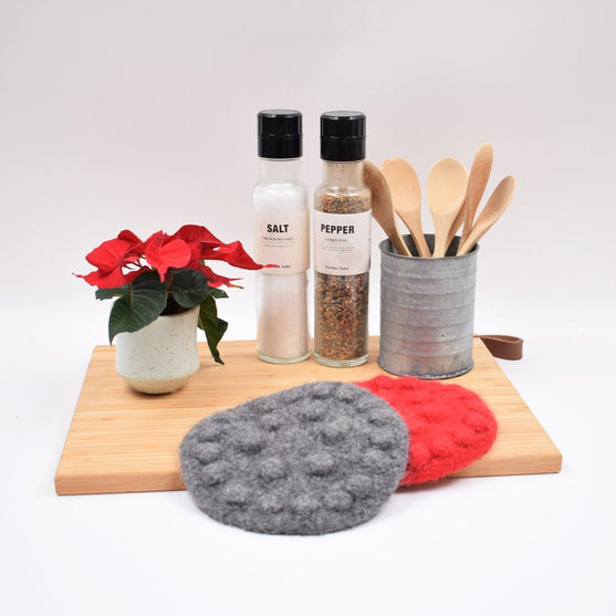 Gefilzter Weihnachtsuntersetzer mit Blume aus Noppen
2