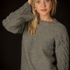 

1593 - Sweater med snoninger på ærmer
1