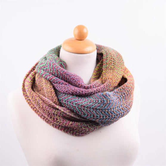 

Gestrickter Schal im Zig-Zag-Muster
3