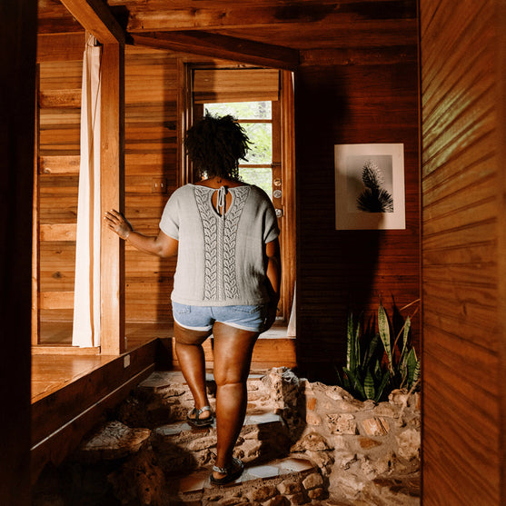 

Floreale Top - Top mit Spitzeneinsatz hinten
7