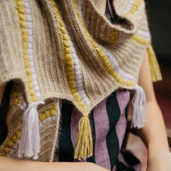 

Calendula Shawl - Wrap mit Noppen und Fransen
3