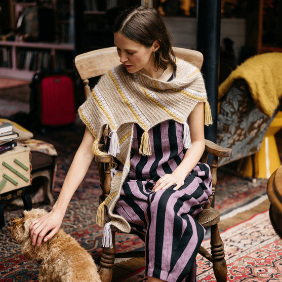 

Calendula Shawl - Wrap mit Noppen und Fransen
5