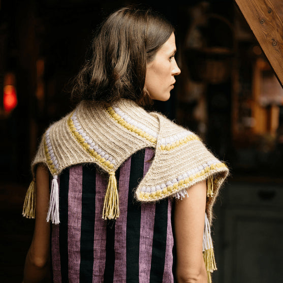 

Calendula Shawl - Wrap mit Noppen und Fransen
8