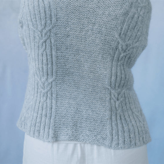 

Cloudbusting - Cardigan mit Zopfmuster
4