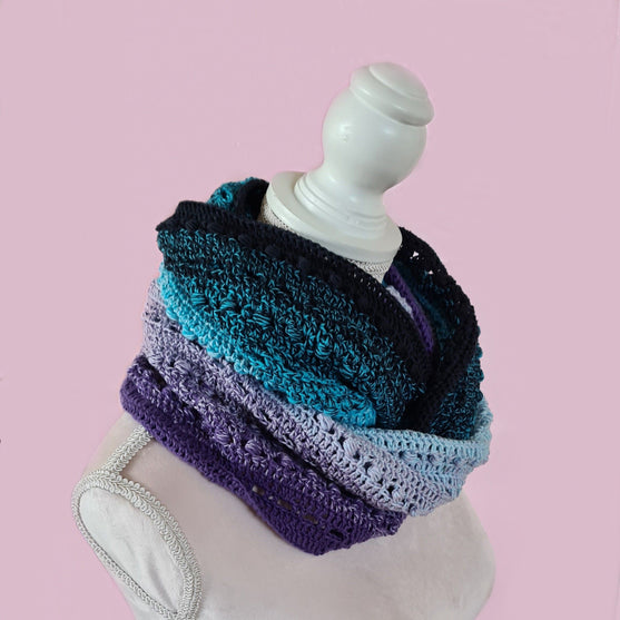 

To the Moon and Back Schal
4