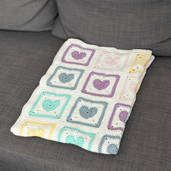 

Rainbow Hearts – Babydecke
4