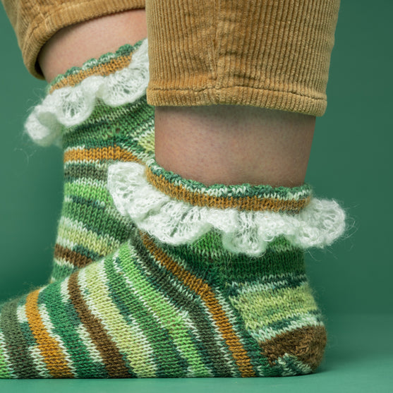 

Frigg - Kurze Socke mit Rüsche
2