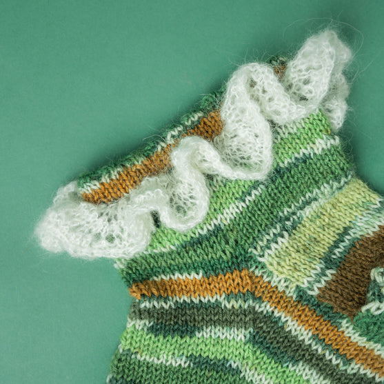 

Frigg - Kurze Socke mit Rüsche
3