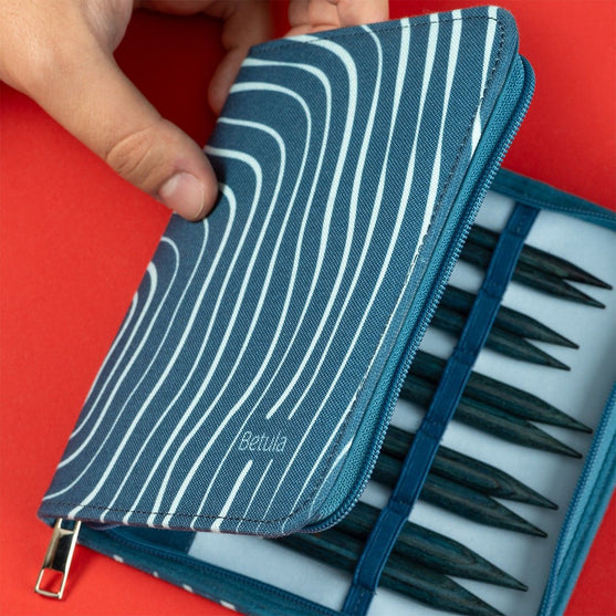 

Betula austauschbares Rundstricknadel-Set Deluxe – Cerulean - Hobbii
2