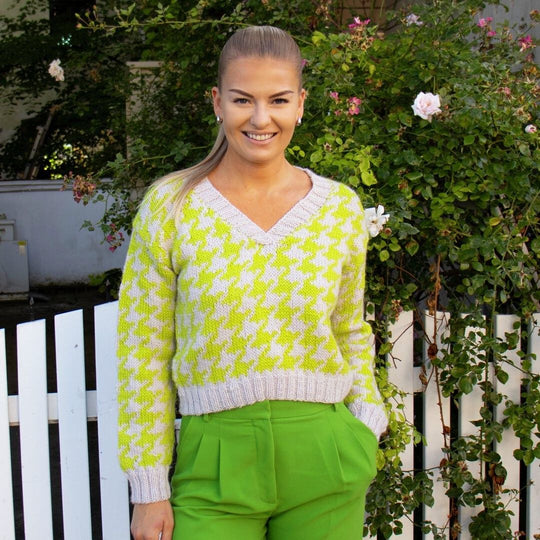 457-03 Akita Pullover