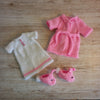 

Ida’s Bedtime Set - Puppenkleidung
6