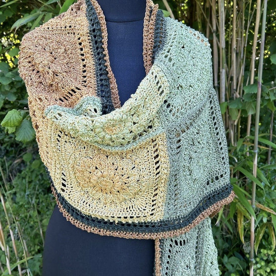 

Grandma Earth - Tuch
1
