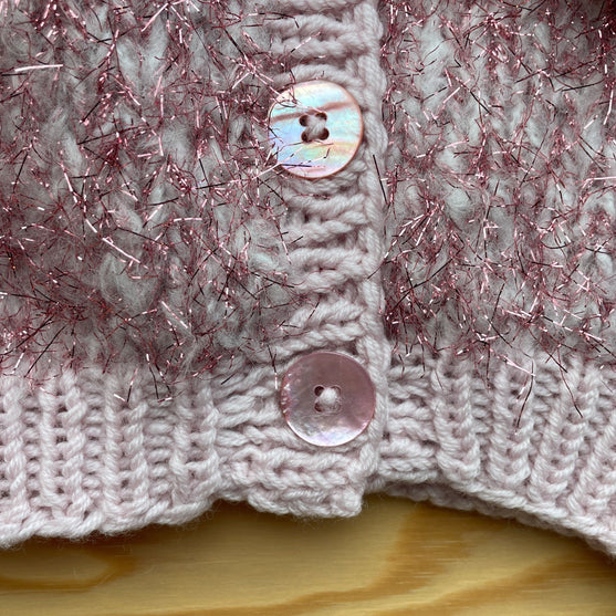 

Miss S - Kinder-Cardigan
3